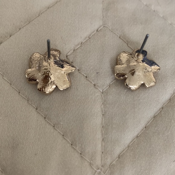 Gold flower studs NWOT CLEARANCE - Picture 2 of 5